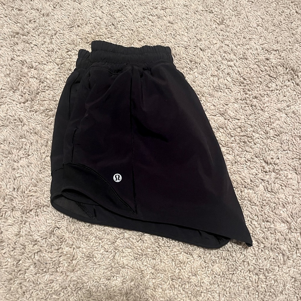black lululemon hotty hot shorts 4”